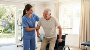 Zorgverlener helpt oudere patiënt bij transfer - Barthel Index meet deze zelfstandigheid