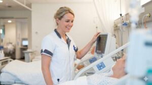 Verpleegkundige controleert vitale functies van patiënt op ziekenhuisafdeling