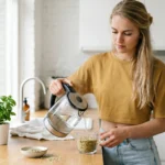 Vrouw zet verse venkelthee in keuken